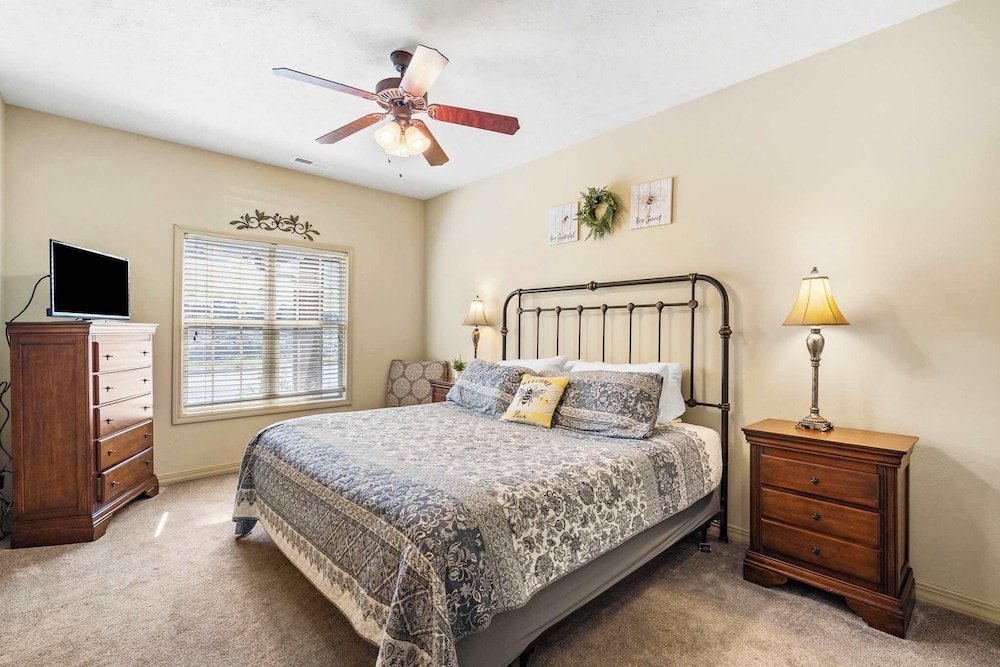 Townhome, Multiple Beds, Balcony, Mountain View (Honey Bee Inn ) photo 2