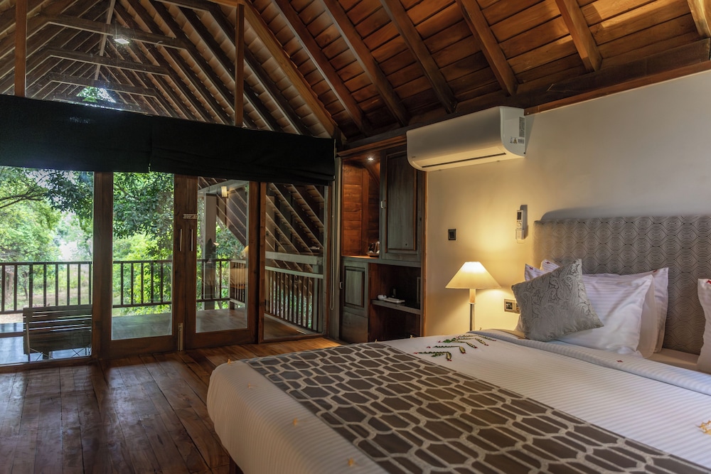 Superior Villa, 1 King Bed, Partial Lake View photo 1