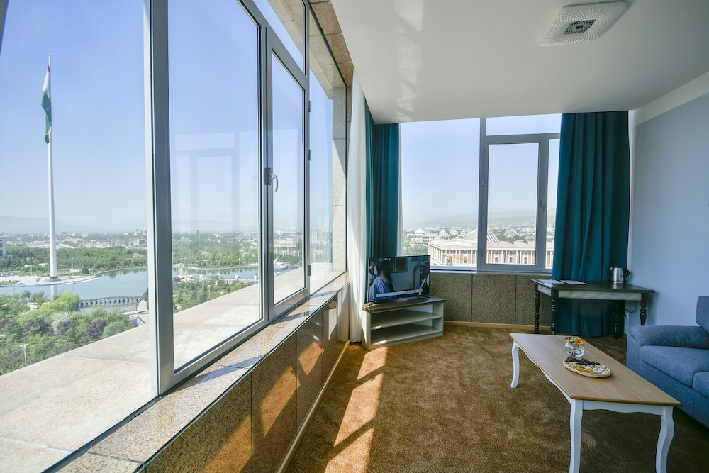 Deluxe Double Room, 1 King Bed, Private Bathroom, City View photo 2