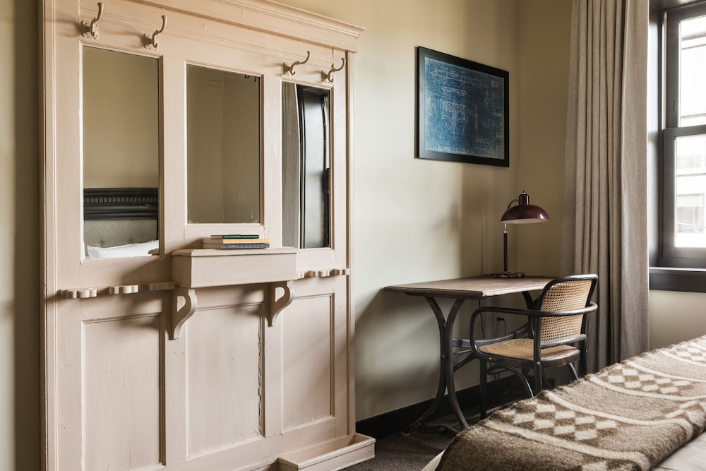Standard Room, 1 Queen Bed, Shared Bathroom (Queen Shared Bath)
