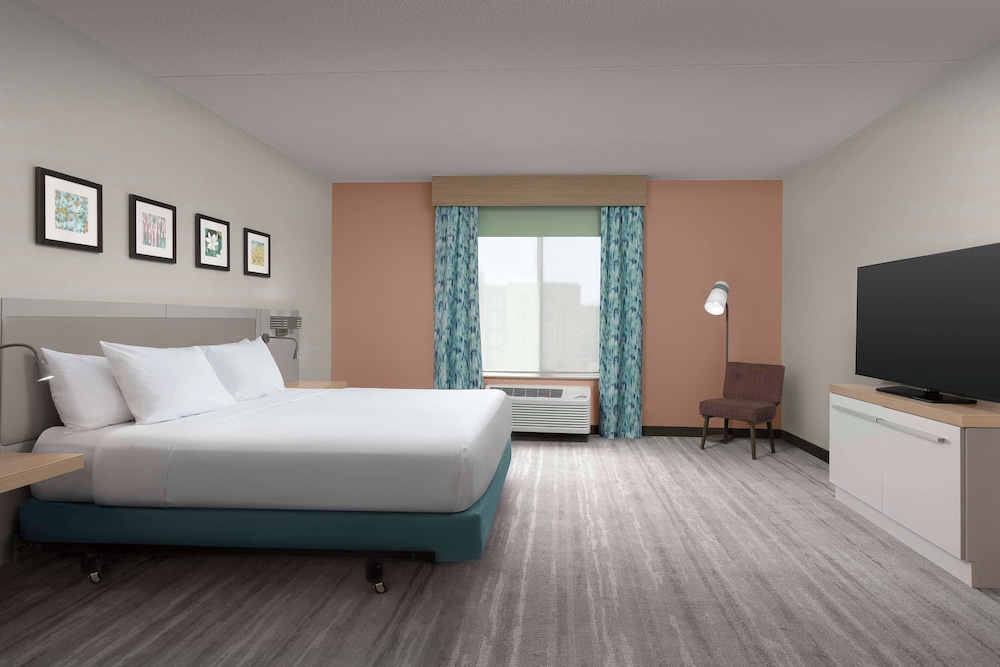 Suite, 1 King Bed, Accessible (Mobility & Hearing, Roll-in Shower) photo 3