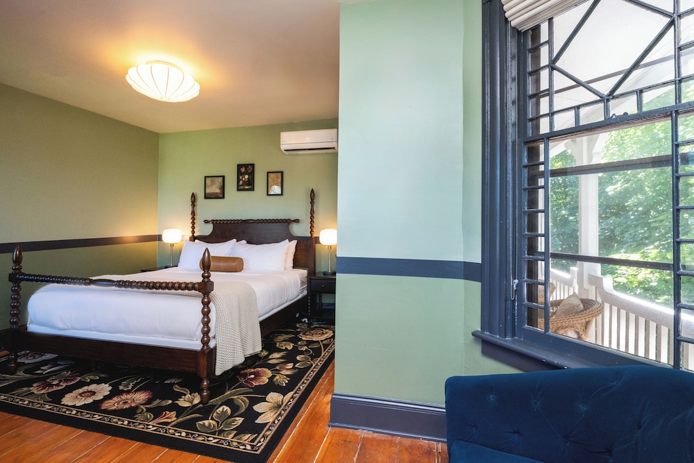 Deluxe Room, 1 King bed (Constance Inn)
