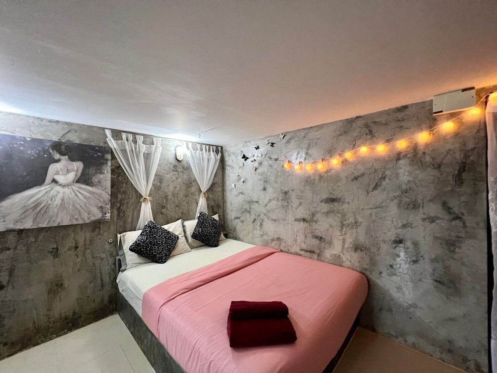 Deluxe Room, 1 Queen Bed - Photo 30