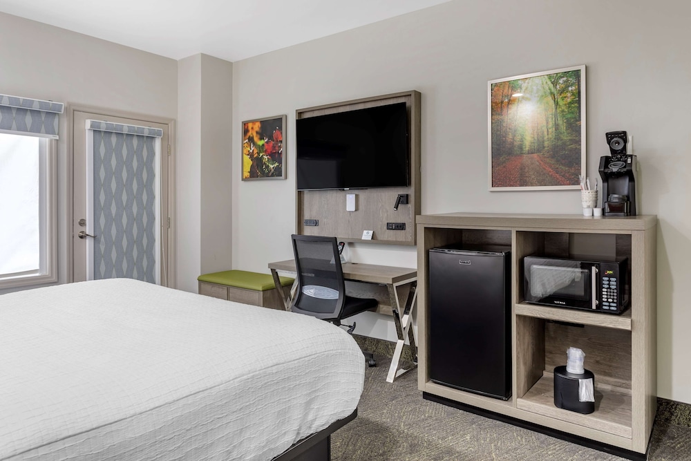 Standard Room, 1 King Bed, Accessible, Balcony photo 2
