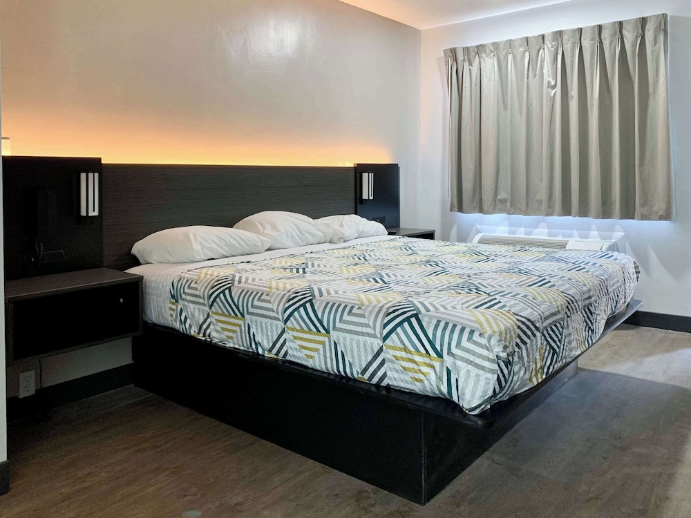 Deluxe Room, 1 King Bed, Accessible, Non Smoking - Photo 1