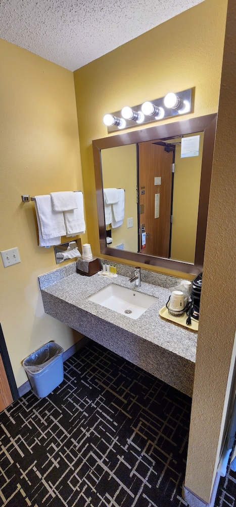 Room, Multiple Beds, Microwave - Photo 5