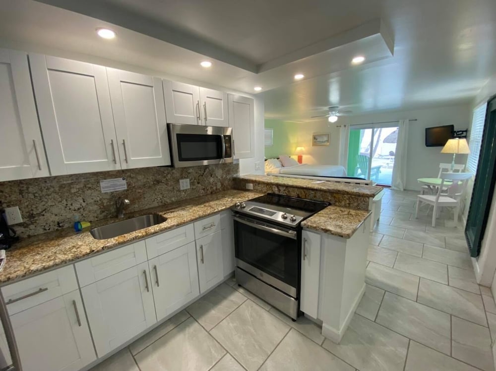 Oceanfront King Suite w/ Kitchen & Private Balcony - Photo 20