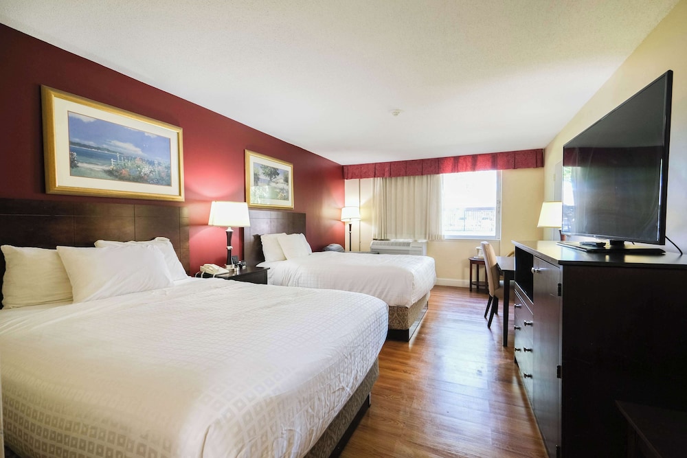Standard Room, 2 Queen Beds, Courtyard View - Photo 6