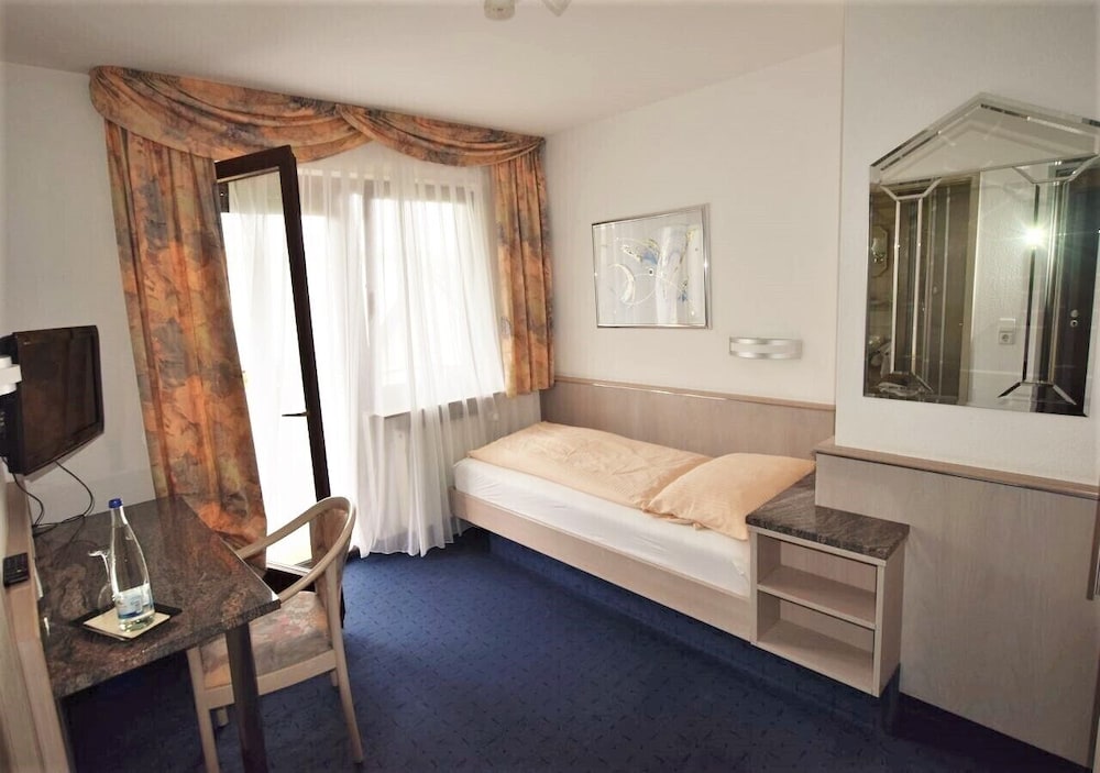 Single Room (106)