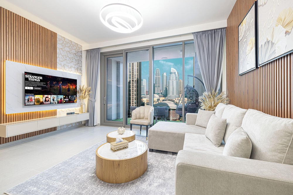 Modern Elegance 4BR with Pool & Gym