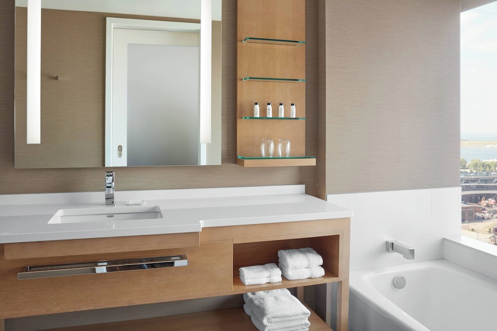 Junior Suite, 1 King Bed, Tower (View) thumbnail 5