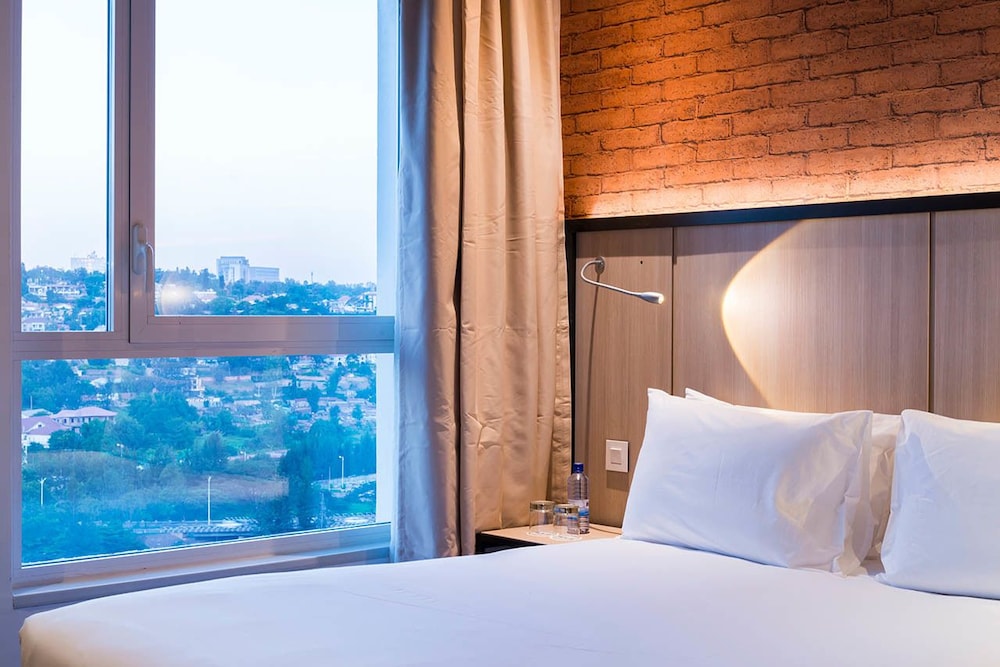 Superior Room, 1 Queen Bed photo 2