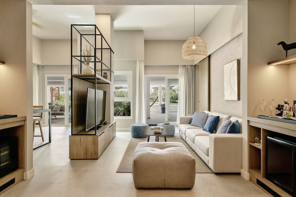 METT Suite with Private Garden and Pool