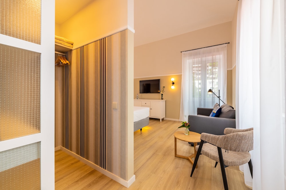 Family Room, City View - Photo 5