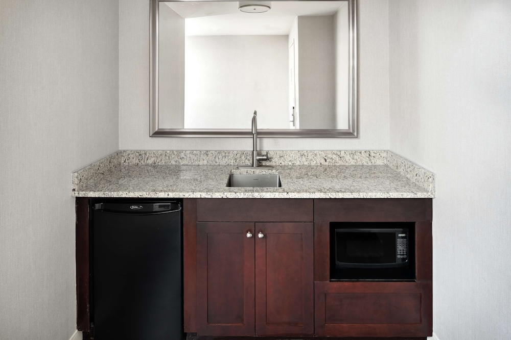 Suite, 1 King Bed (Living Room, Kitchenette) - Photo 8