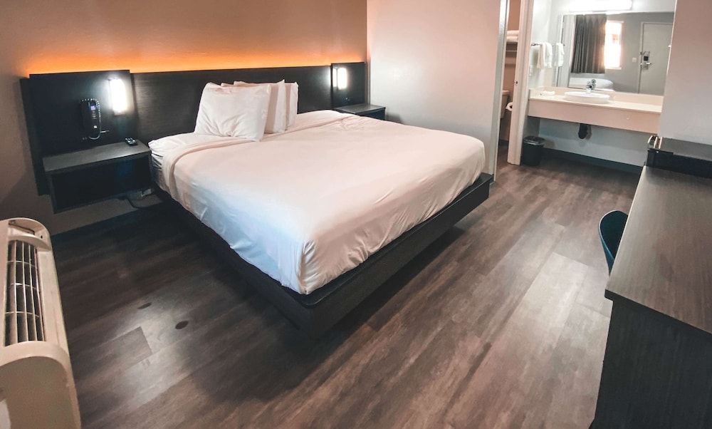 Standard Room, 1 King Bed, Non Smoking, Refrigerator photo 1