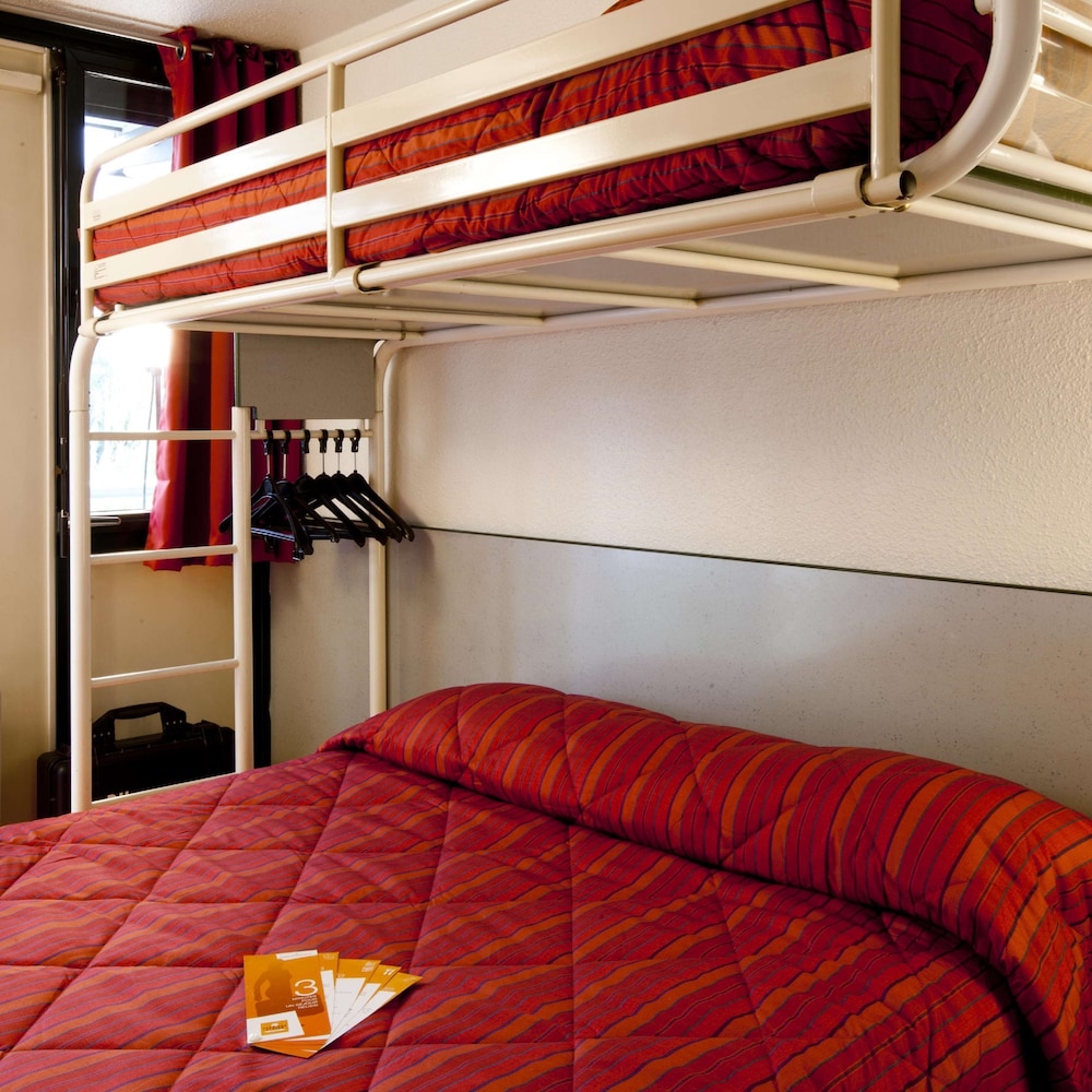 Standard Room, Multiple Beds (1 Double and 1 Single bed) - Photo 4