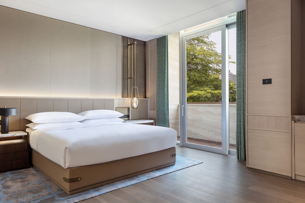 Suite, 1 King Bed, Balcony - Photo 3