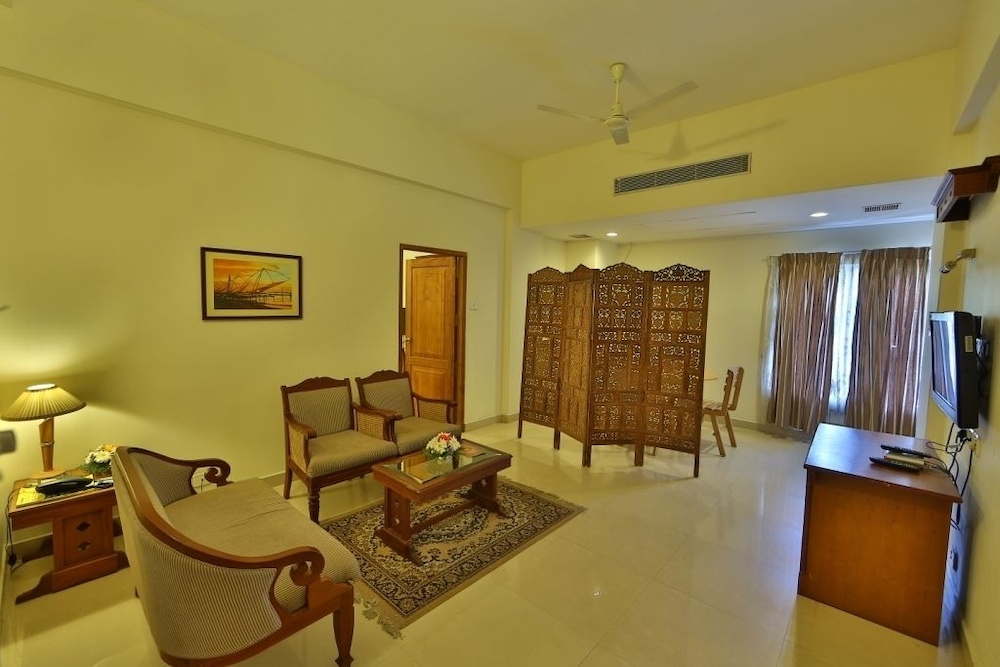 Executive Suite - Photo 3