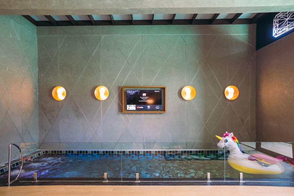 Pet-Friendly Pool Villa Family - Photo 7
