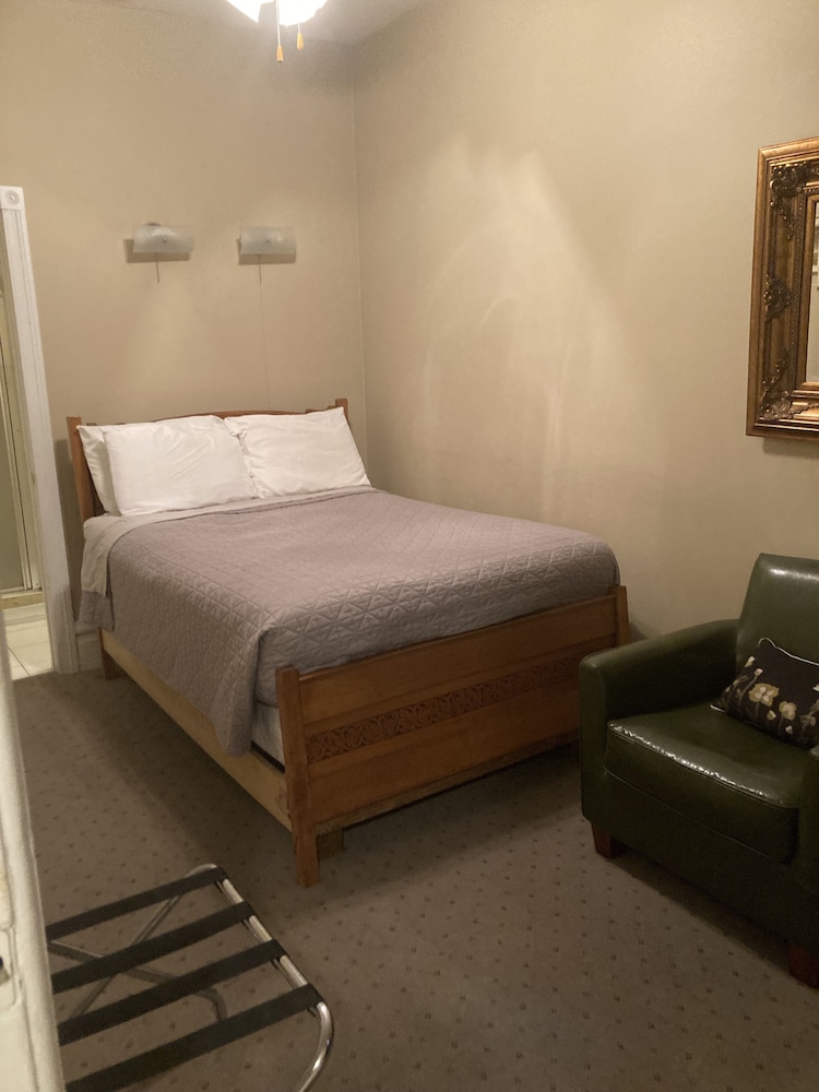 2d - Full Bed, Private On Suite Bath