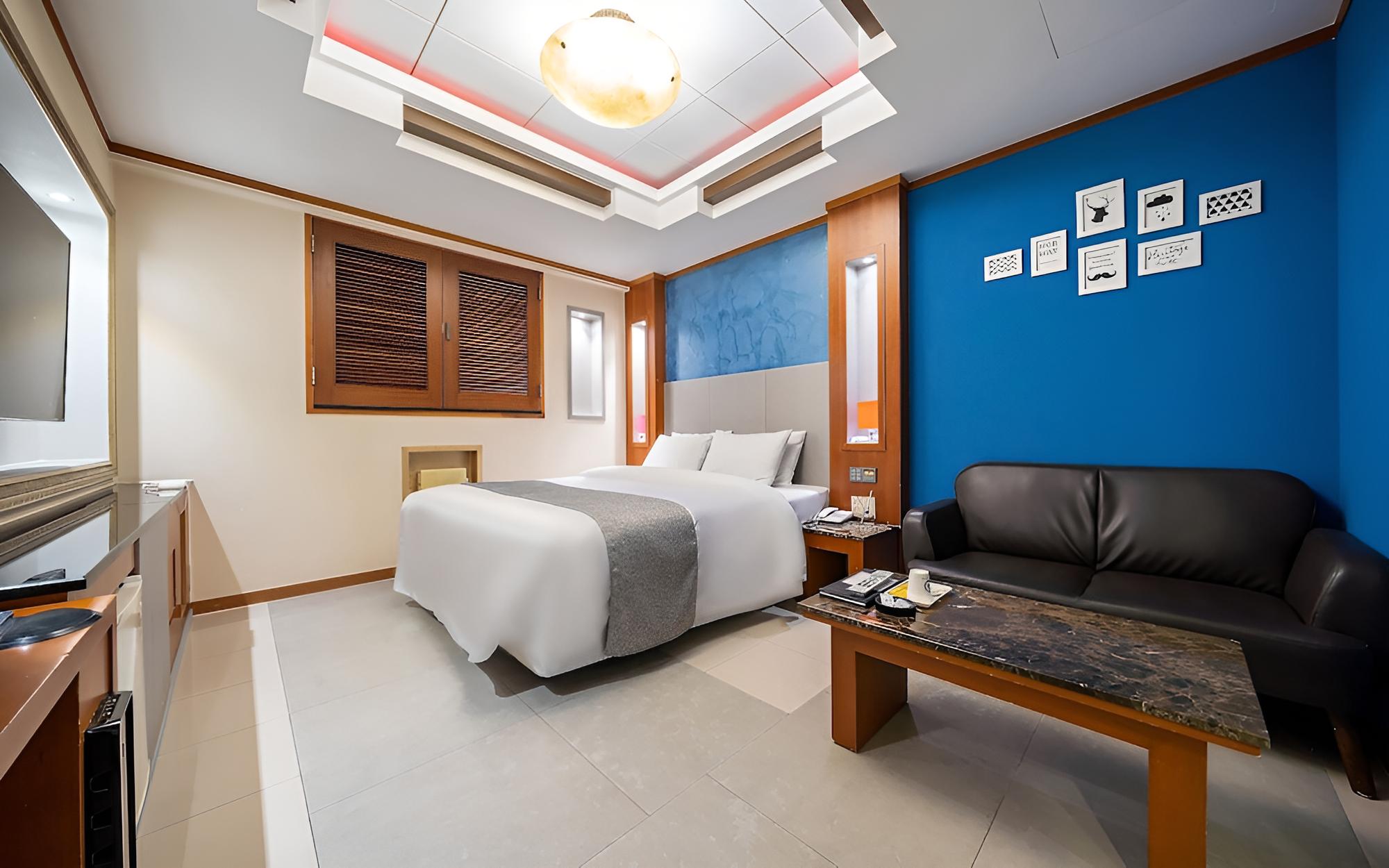 Room (Whirlpool deluxe room (65" TV whirlpo) photo 1
