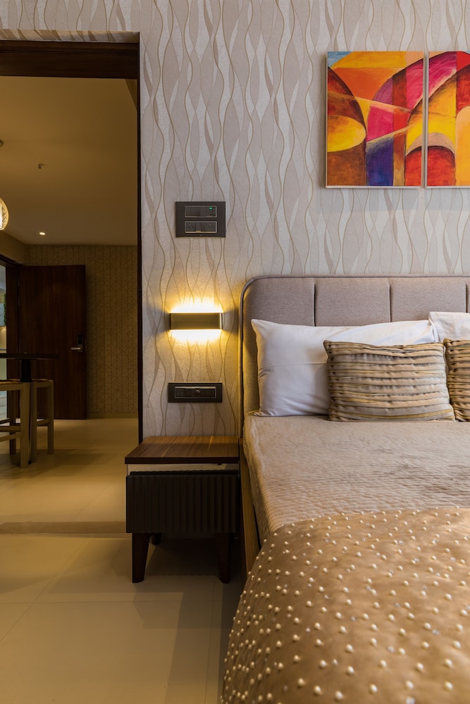 Suite Room with Balcony - Photo 14