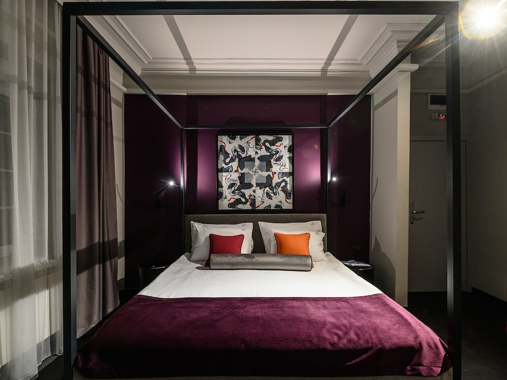 Premium Double Room, 1 King Bed photo 3