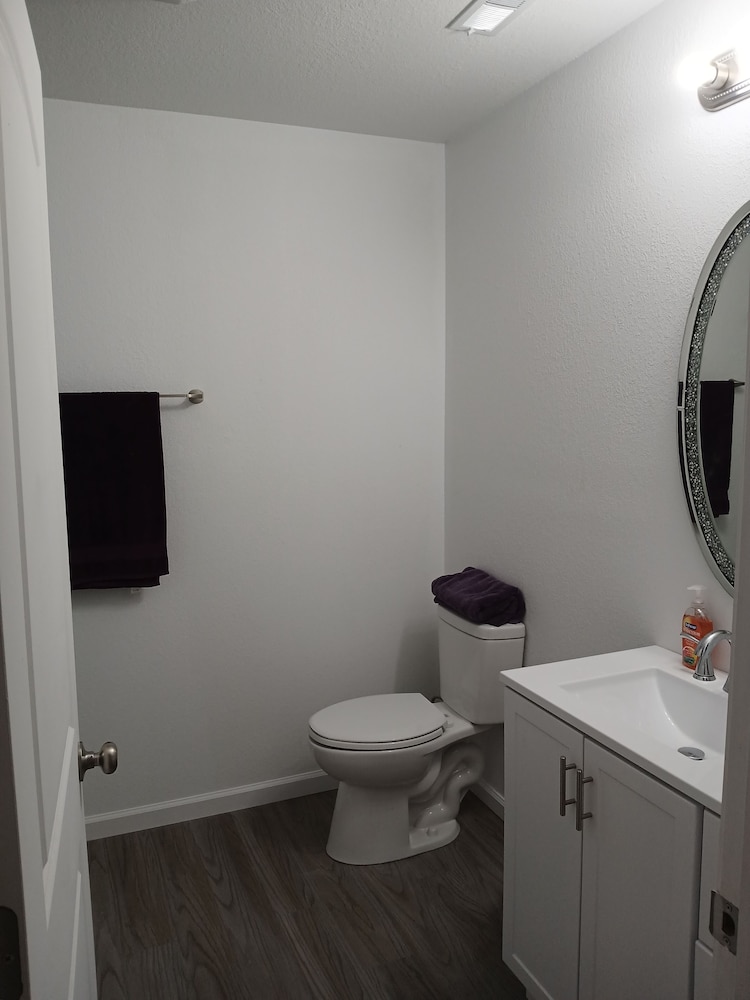 Basic Single Room, 1 King Bed, Non Smoking photo 3