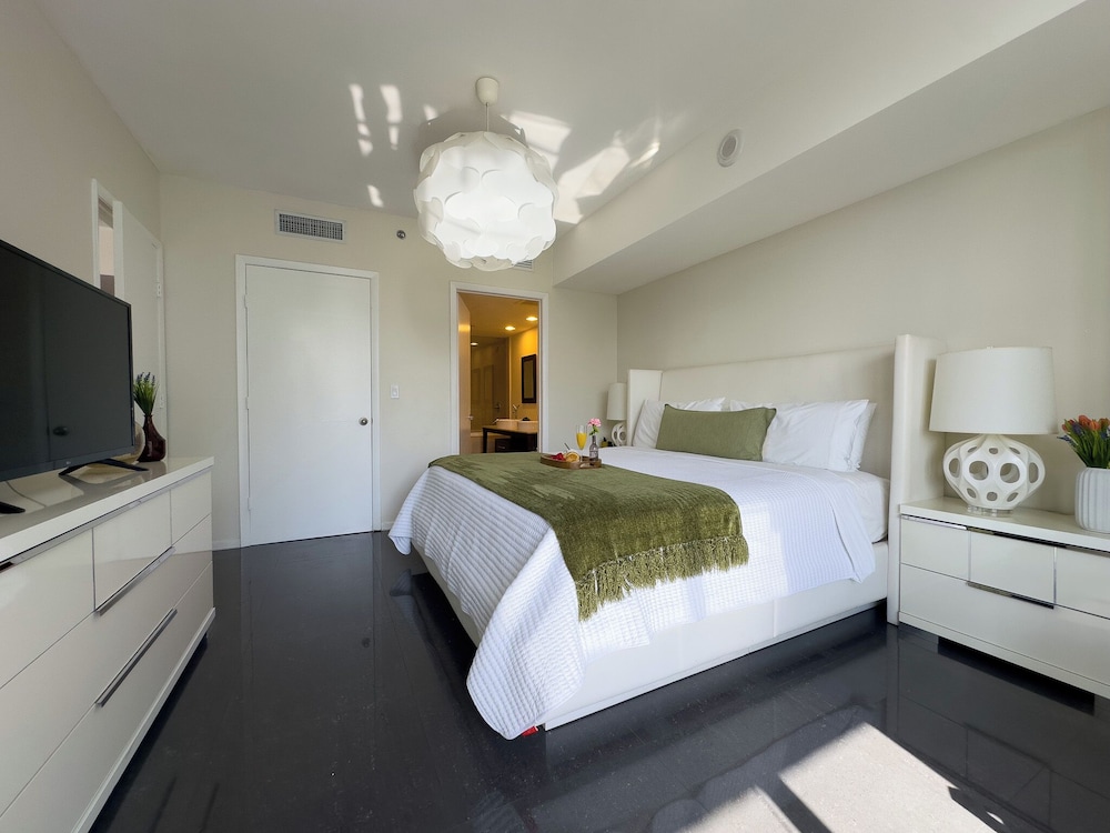 Boutique Apart, 1 King & Sofa Bed, Sauna, River/City Views, Balcony3307