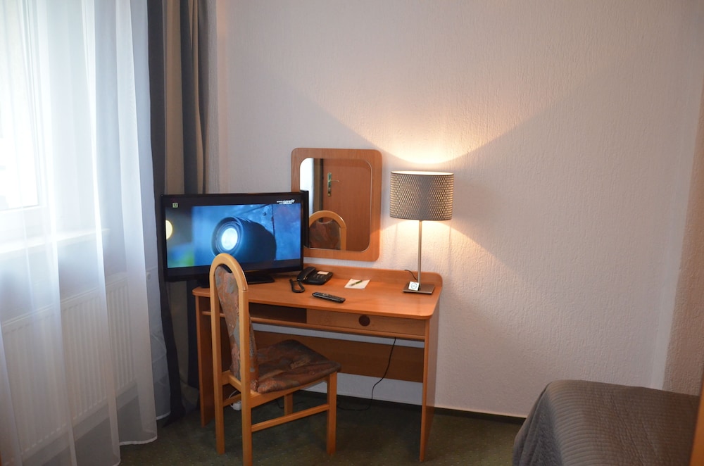 Standard Room, 1 Double Bed, Non Smoking, Ensuite - Photo 4