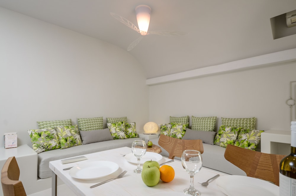 Deluxe Suite (With Living Room) photo 1