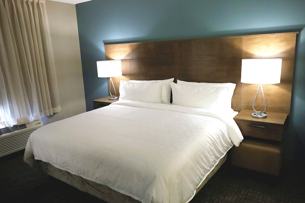 Studio Suite, 1 King Bed, Roll-in Shower, Kitchen (Communications Accessible) photo 2