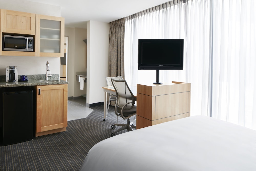 Suite, 1 Queen Bed with Sofa bed (One Room with Sofa Bed)
