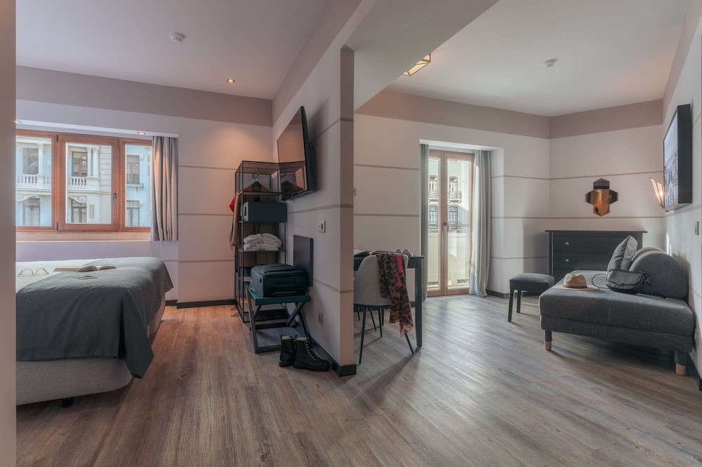 Deluxe Studio (Extra Bed) - Photo 2