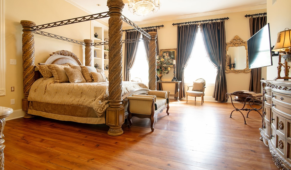 Mansion - Honeymoon Room photo 2