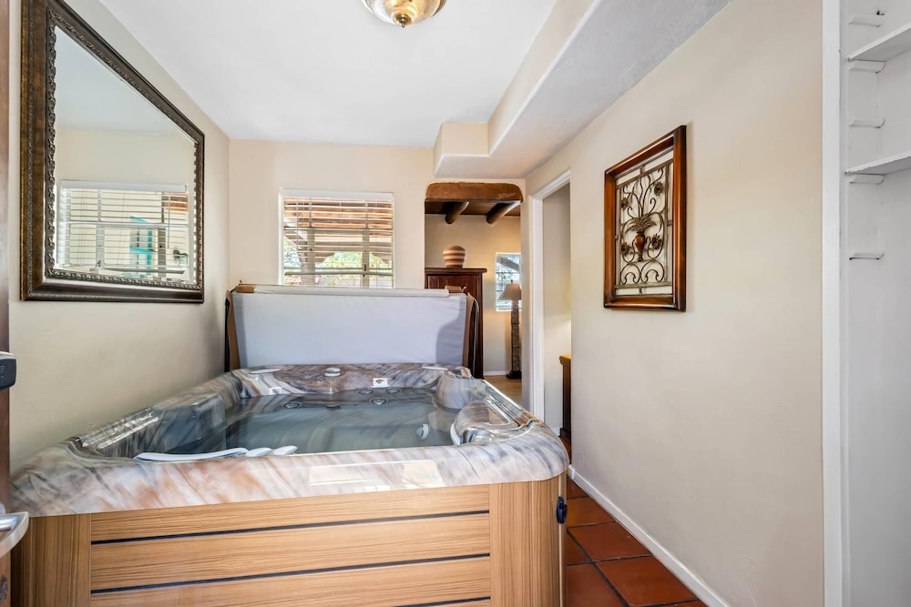 Secret Garden, 1 queen bed with Hot tub