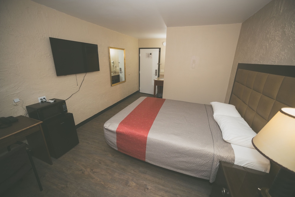 Basic Room, 1 Bedroom, Non Smoking, Refrigerator & Microwave photo 1