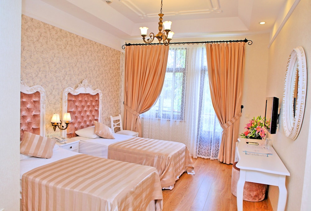 Deluxe Double Twin Room with Balcony - Photo 2