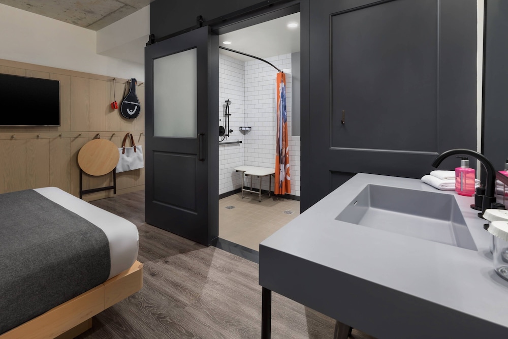 Room, 1 Queen Bed, City View (Corner) - Photo 13