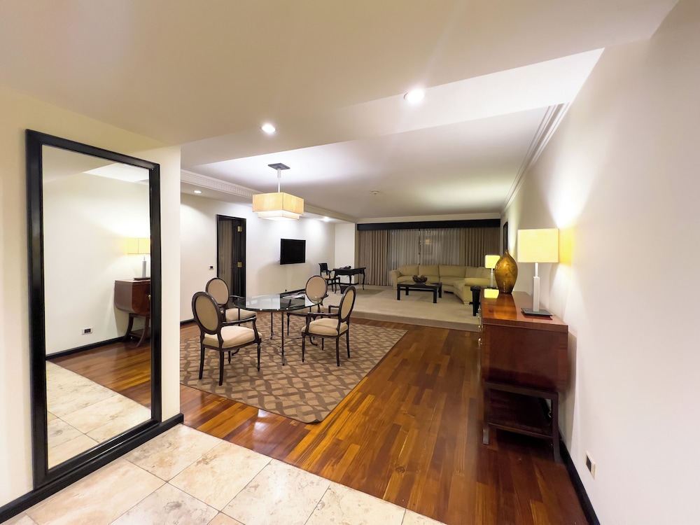 Signature Suite - Photo 1