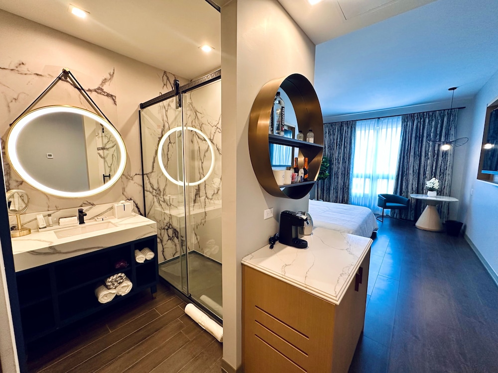 Luxury Room, 1 King Bed photo 1