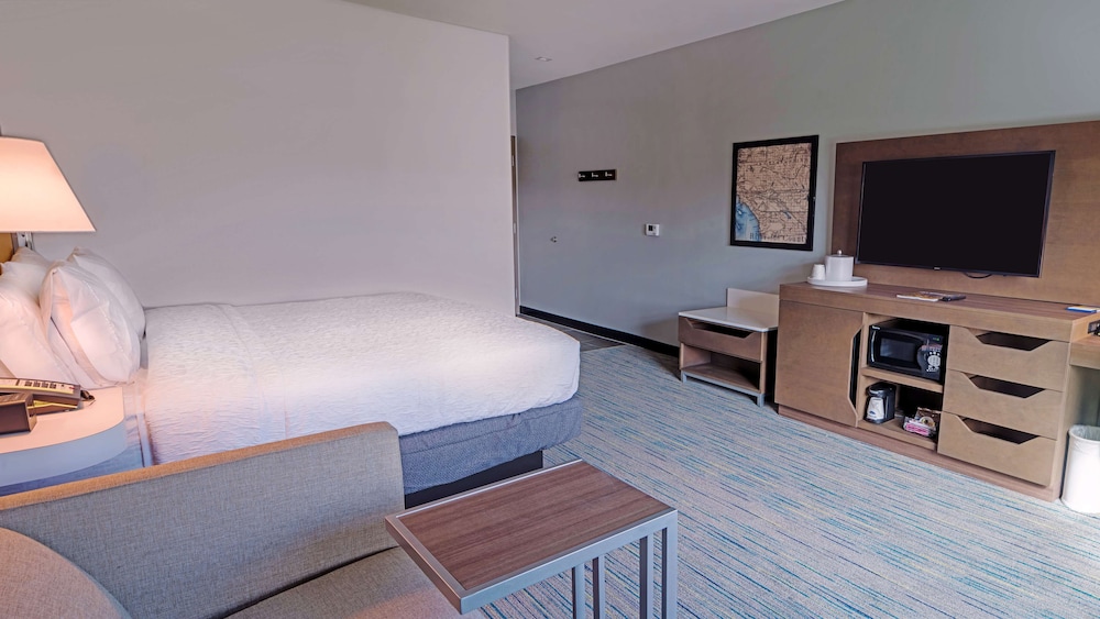Standard Room, 1 King Bed with Sofa bed, Accessible - Photo 3