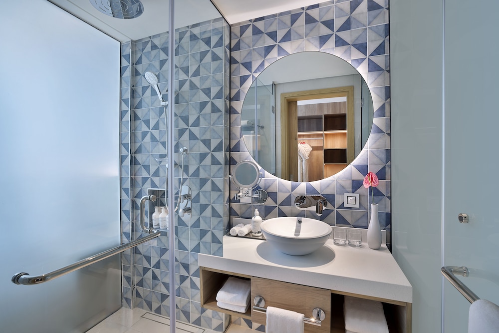 Superior Room with Balcony, Beach & Rooftop Infinity Pool Access, Shuttle to Mall Of Emirates