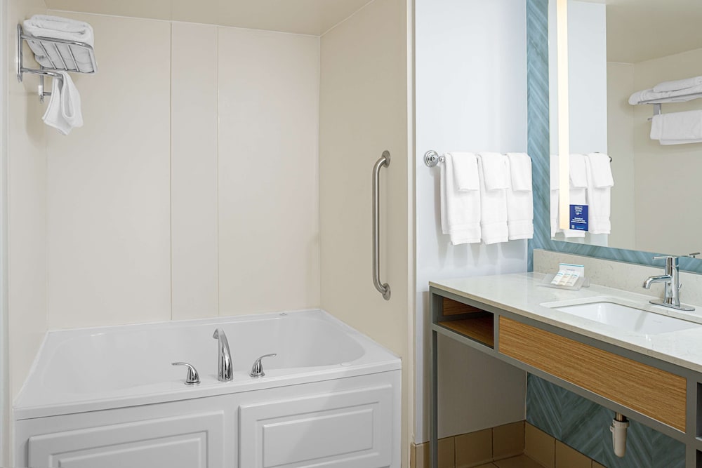 Deluxe Suite, 1 King Bed with Sofa Bed, Whirlpool, photo 6