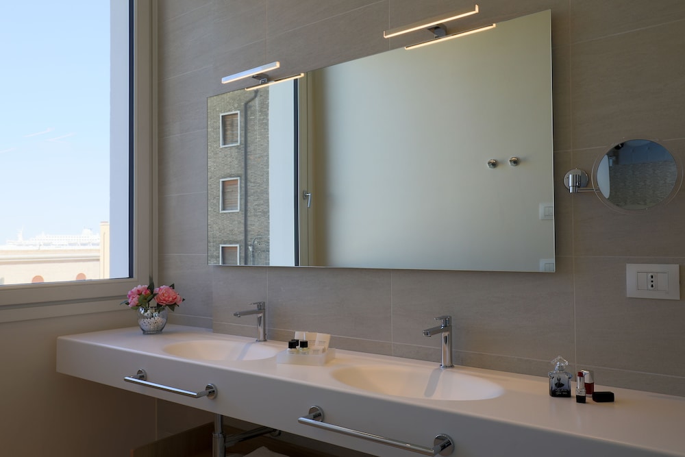 Executive Room - Photo 7