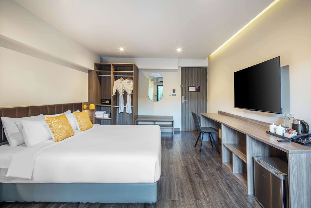 Deluxe Room, 1 King Bed, Non Smoking, Poolside photo 1