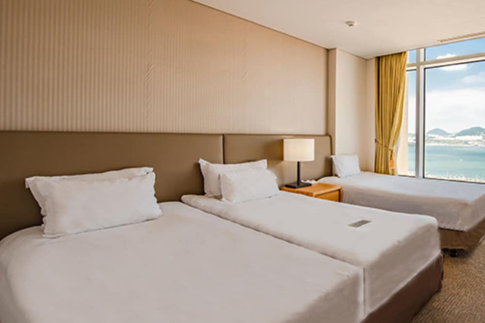 Family Twin Room, Partial Ocean View (Max 3 People) photo 2