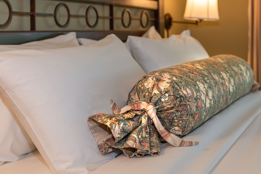 Hillside Suite Up to 2 Person Occupancy - English Breakfast