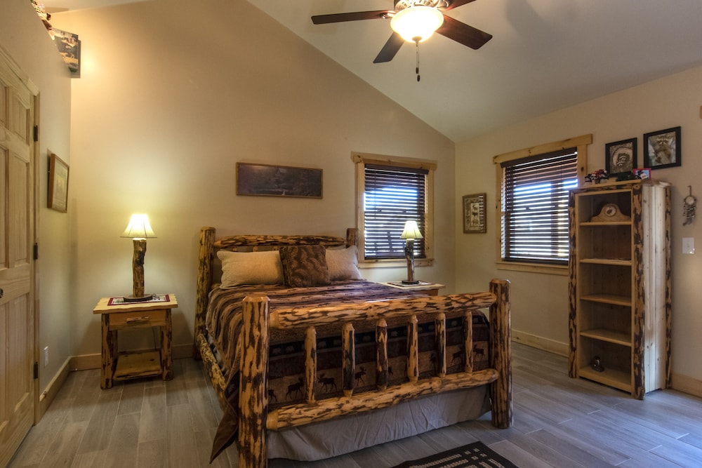 Tree House Suite, 1 King Bed, 1 Queen Bed, and 1 Queen Sofa Bed, Patio photo 3